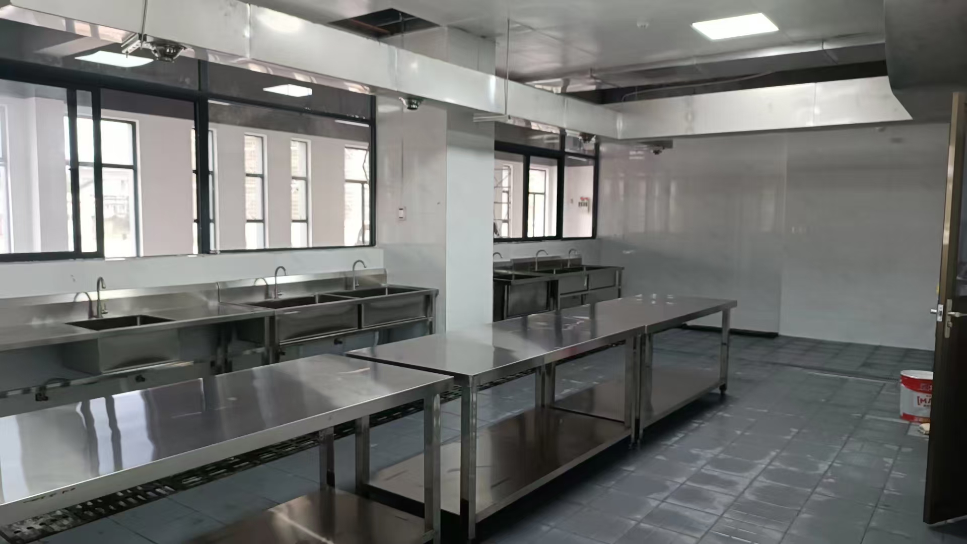 肇慶利滿順利酒店商用廚房設備維修全攻略 從炮臺灶到蒸柜，專業(yè)保養(yǎng)技巧解析